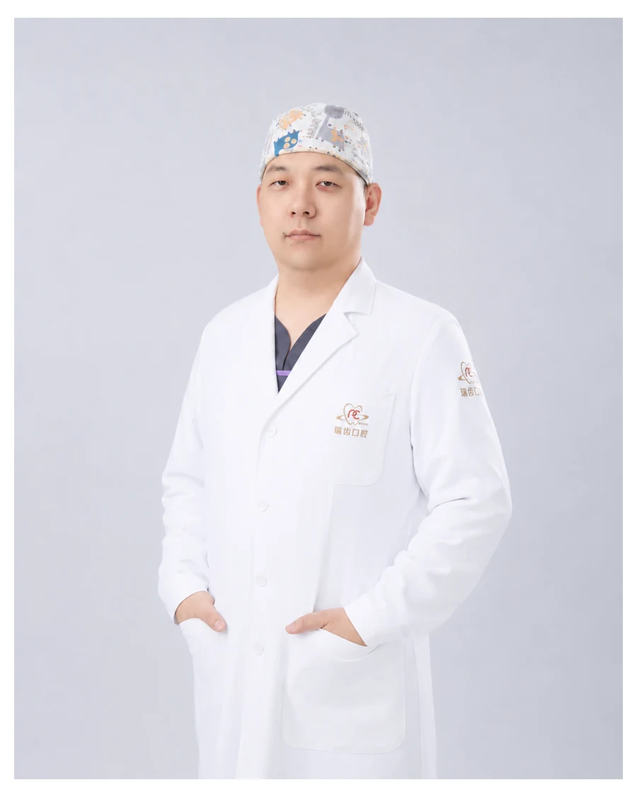 娄宏博主治医师 / 正畸与修复学科带头人形象照